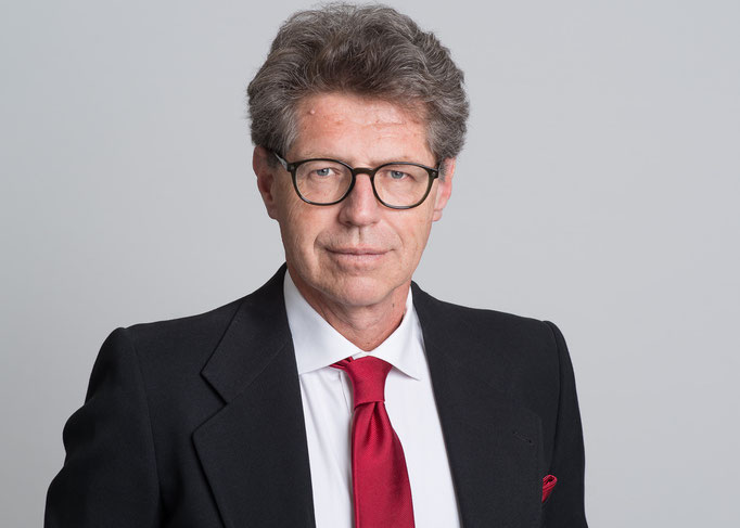 Businessportrait eines Herren im Anzug in einem Fotostudio.