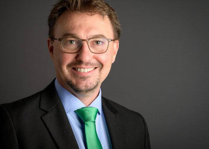 Businessportrait eines Herren im Anzug in einem Fotostudio.