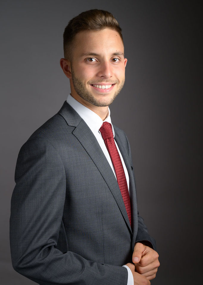 Businessportrait eines Herren im Anzug in einem Fotostudio.