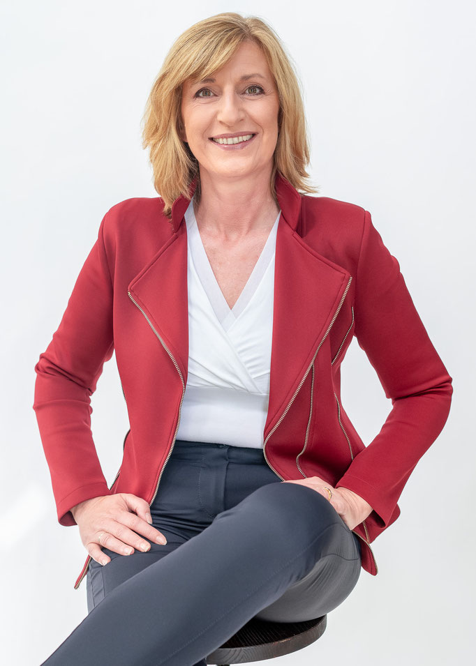 Businessportrait einer Dame im Business-Outfit in einem Fotostudio.
