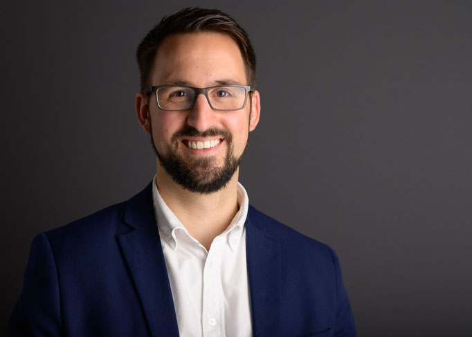 Businessportrait eines Herren im Anzug in einem Fotostudio.