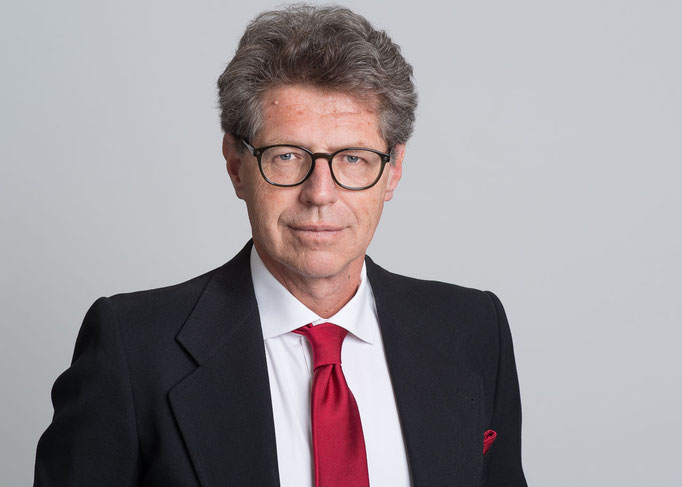 Businessportrait eines Herren im Anzug in einem Fotostudio.