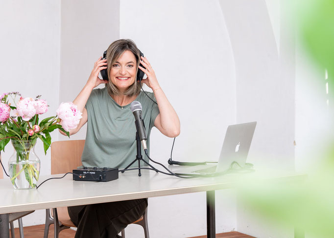 Branding-Fotografie einer Frau mit Headset.