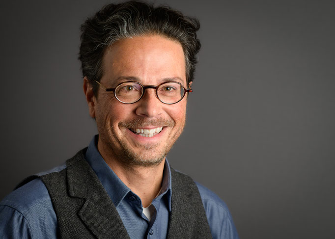 Businessportrait eines Herren im Anzug in einem Fotostudio.