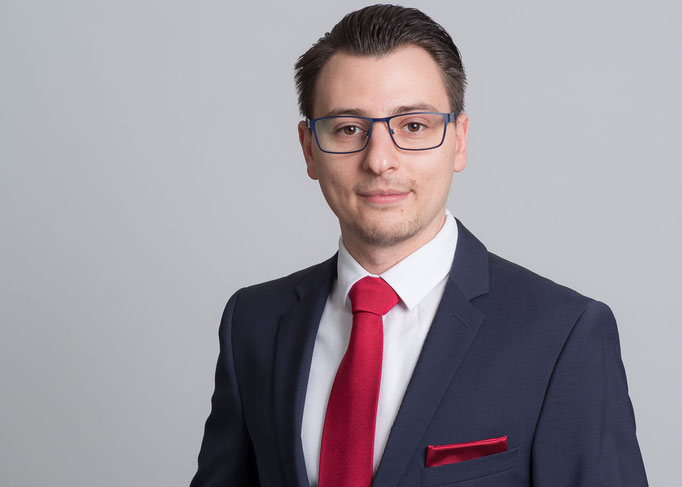 Businessportrait eines Herren im Anzug in einem Fotostudio.