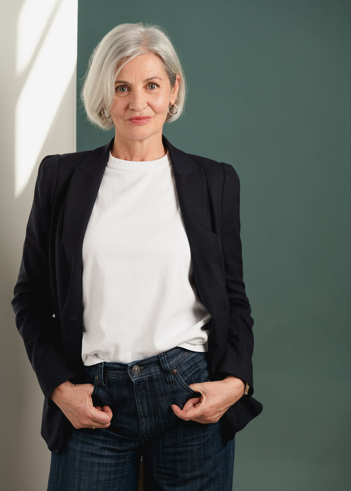 Businessportrait einer Dame fotografiert in einem Studio.