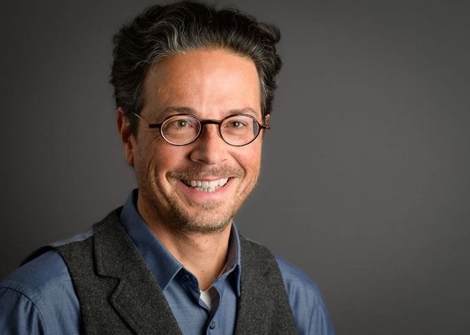 Businessportrait eines Herren im Anzug in einem Fotostudio.
