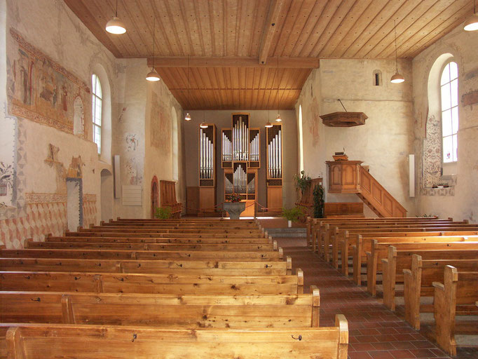 Blick in die Kirche Gsteigwiler mit den alten Wandmalereien.