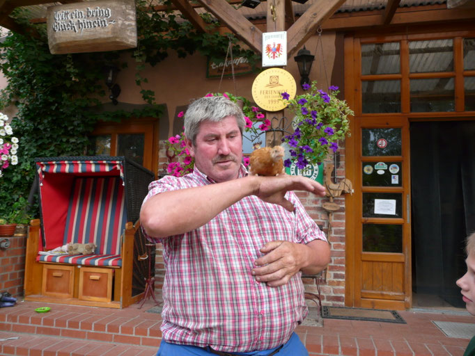 Bauer Burkhard und Huhn