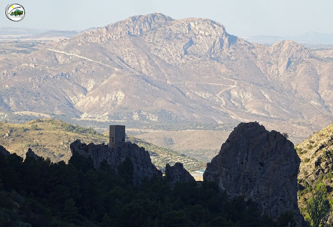 Castillo de Tíscar y la Peña del Cambrón