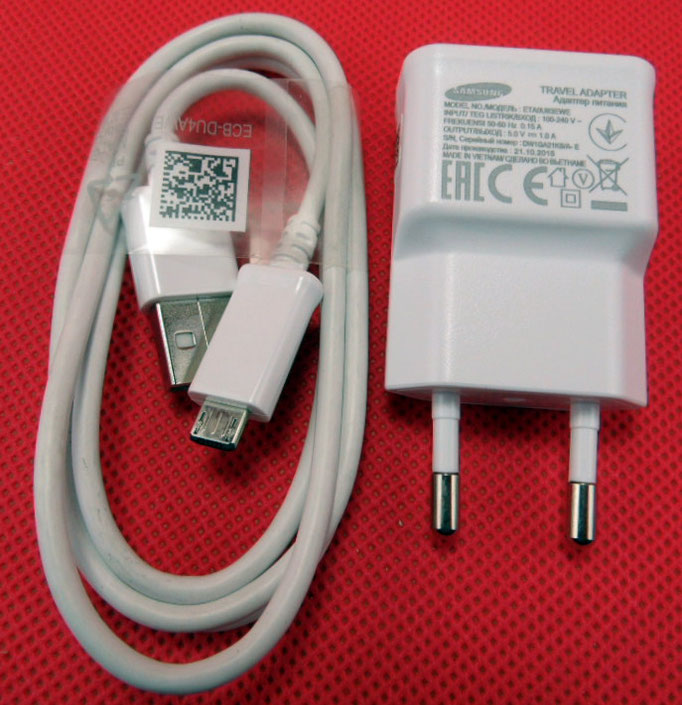 Ladestecker und USB-Kabel