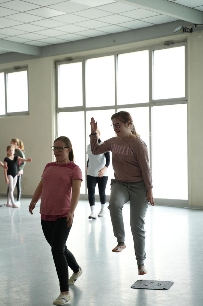 Sana Lotte und Luisa springen voller Spaß durch die Halle 