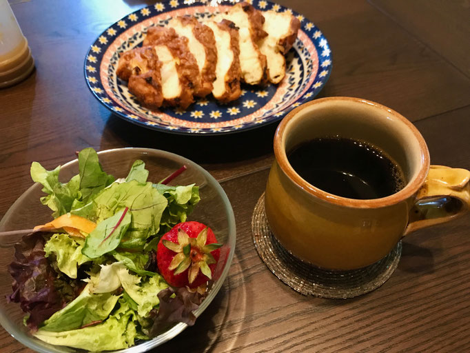 オトモダチの家で食べたあさごはん ラディーチェのパン 島採れ野菜とお隣さんからもらったイチゴ ゆっくりおとした朝の珈琲は湯町窯のカップにたっぷり淹れて…