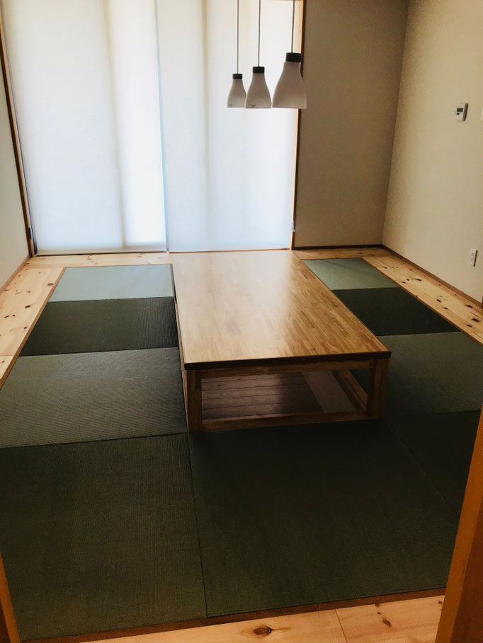 掘りごたつ式のテーブルと畳でくつろげそう♪