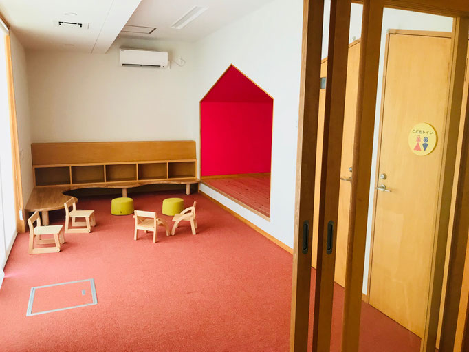 おうちの方がホールで講演に参加されている間、おこさまはここで安心して待てますね