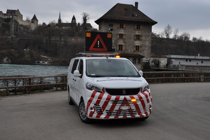 Schwertransportbegleitfahrzeug 