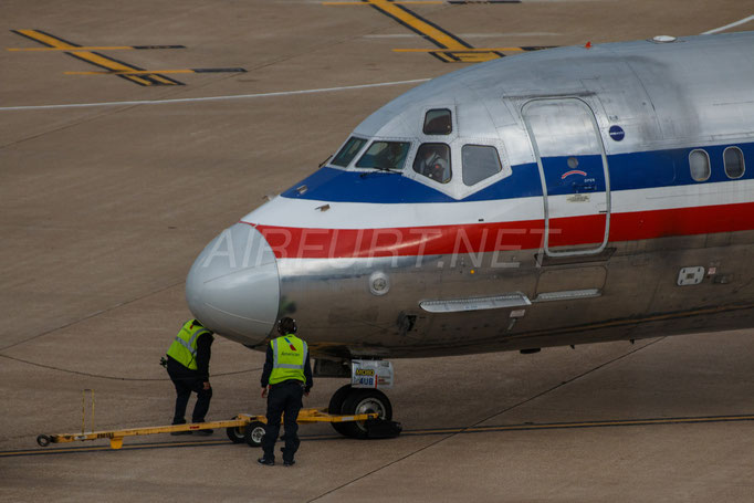 American Airlines McDonell Douglas MD-82 Push Back 