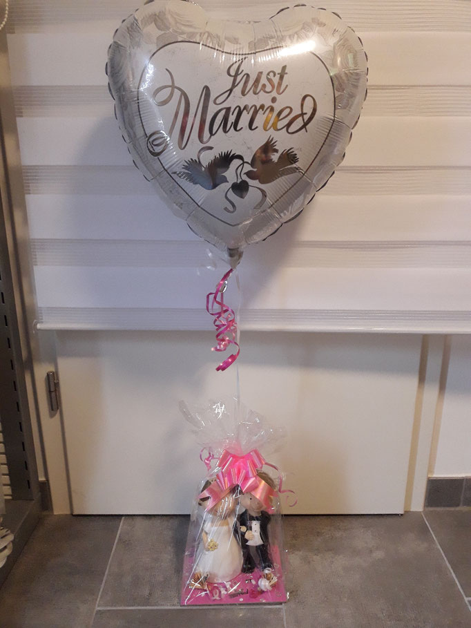 Brautpaar Spardose auf farbiger Platte mit Schleife und Folienballon  29,80€