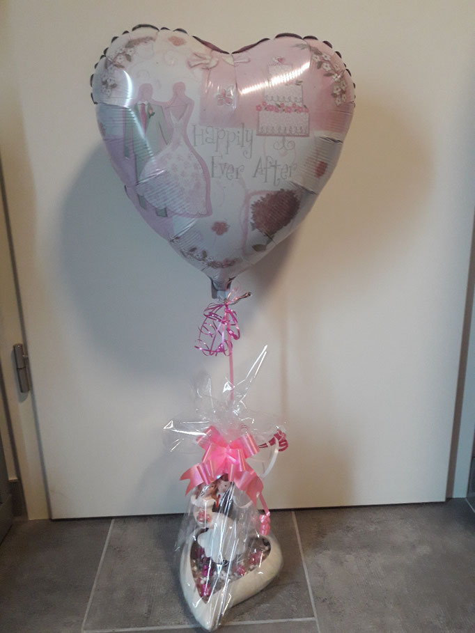 Herzschale mit großem Brautpaar + Folienballon  - 26,30€