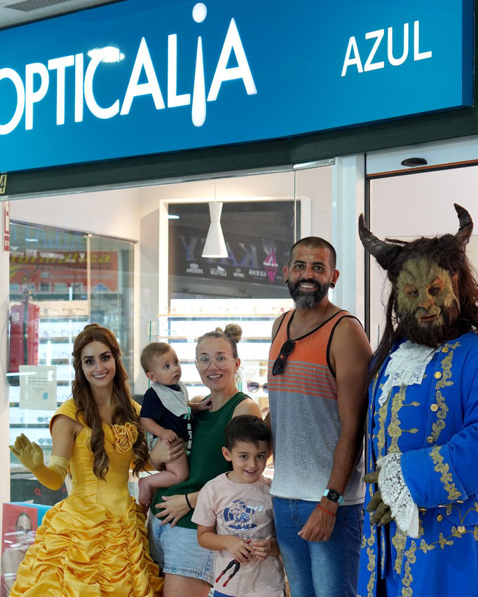 Galería de fotos: Bella y Bestia paseando por el Centro Comercial Punta Larga