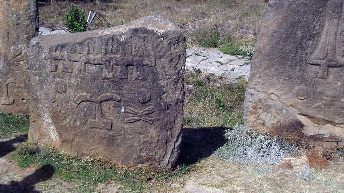 Champs de stèles de Tiya. Voyage Séjour Trekking et randonnée, Road trip et visite de la Région Oromia en Ethiopie.  Le cimetière de Tya.