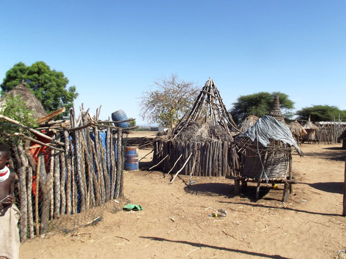 Le village des Karo à Koltcho Kolcho en Ethiopie. Voyage Séjour Trek Trekking Randonnée Road Trip en Ethiopie Visite de la Vallée de l'Omo en Ethiopie. 