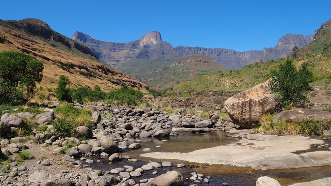 Montée vers Rockeries pass ; Drakensberg ; Afrique du Sud. Voyage Max de nature