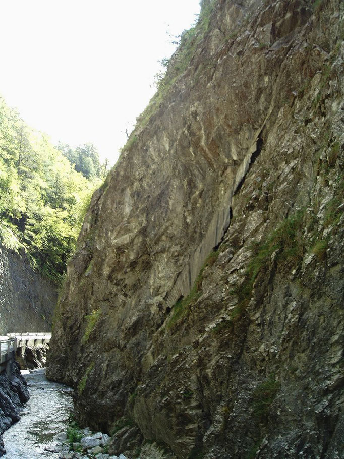 Josef Taucher / Christine Elisabeth Hollerer, Vertuschung von Rissbildern, Holzbretter, Kletterseile, Landartprojekt in der Weizklamm, Steiermark, 1986 © Taucher/Hollerer