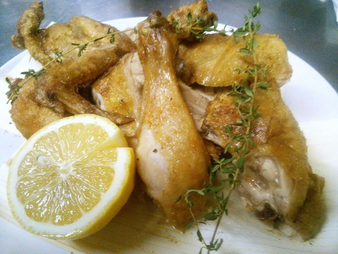 丸鶏の素揚げは隠れファン多し！クリスマスのご予約承っております。