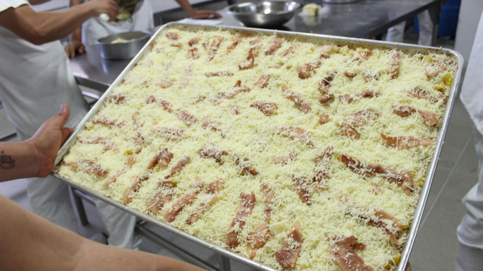 Die Abschieds-/Dankeschönpizza - super lieb, auch wenn es mehr nach Blechkuchen mit Speck geschmeckt hat :)