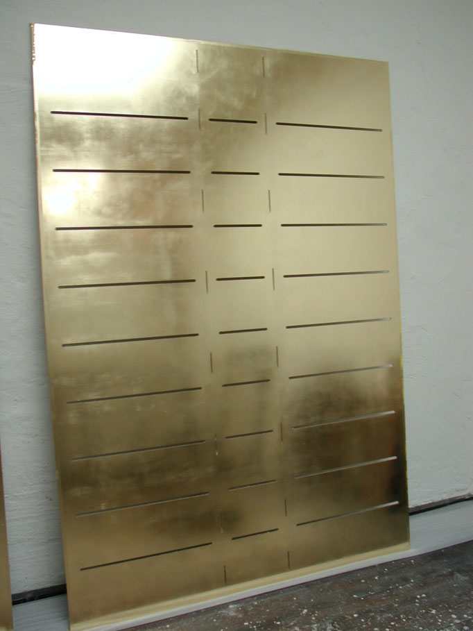 Regalwand mit Blattmessing