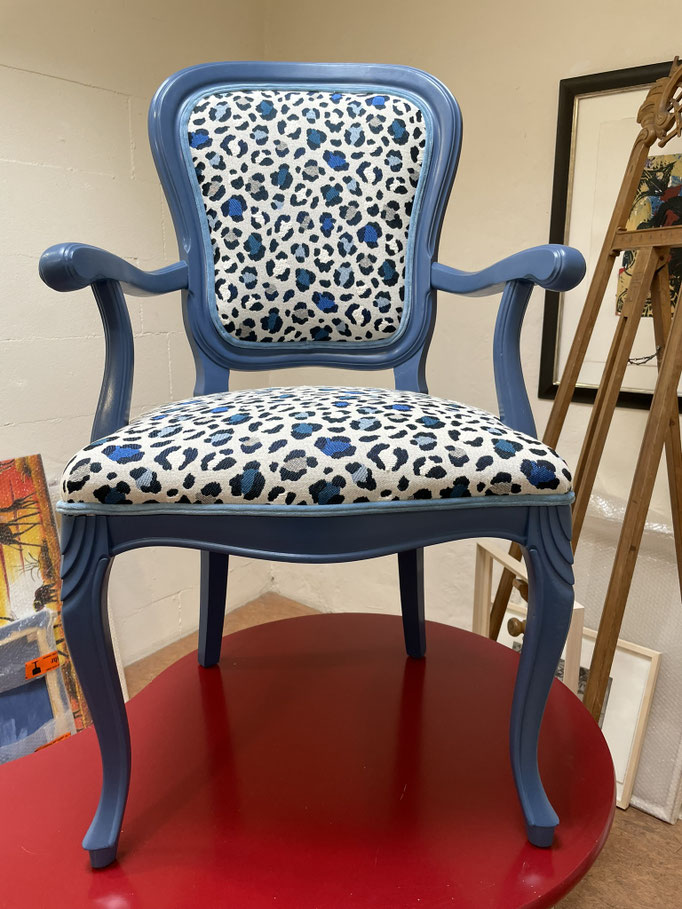 Sessel mit Leopardenstoff