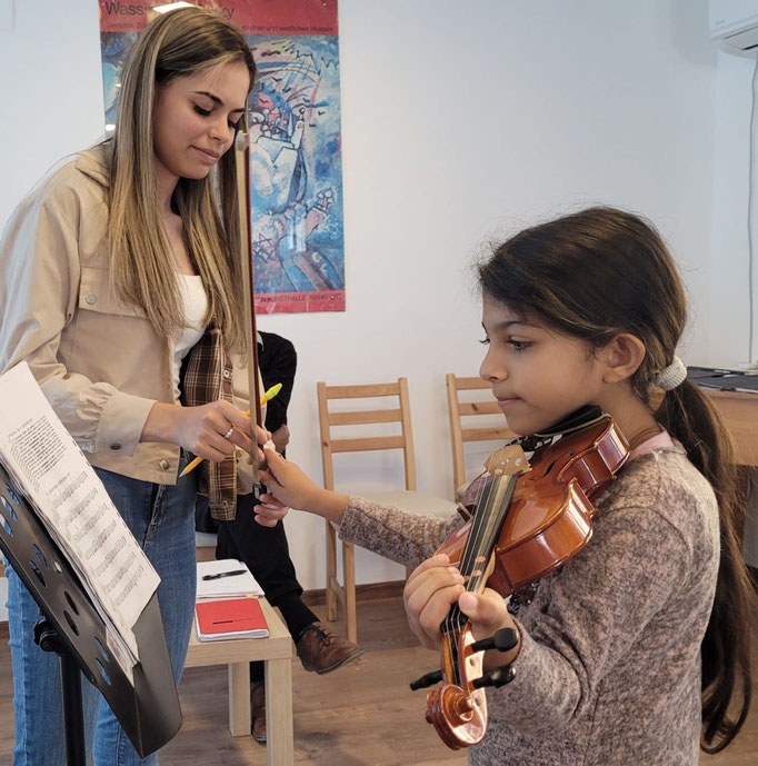 Auch Svetelina,  eine unserer ersten Schülerinnen im Projekt, gibt Violinuntericht.