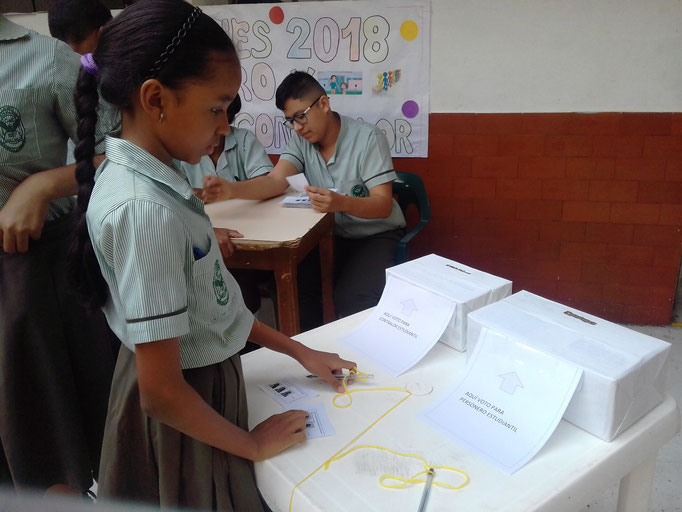 Urnas para el voto por Personero y Contralor Escolar.