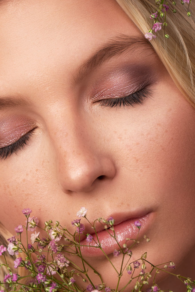 Professionelles Beauty Make-up für Commercial Fotoshooting in Münster – Close-up Styling für Kamera