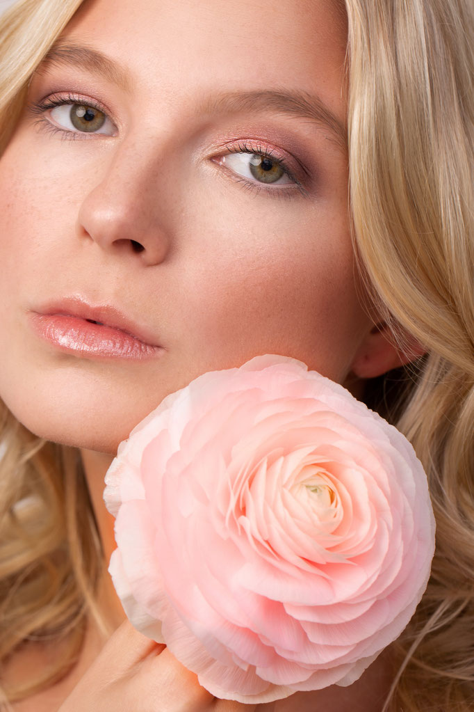 Hair & Make-up Artist für Editorial Beauty Shooting – präzises Make-up im Close-up