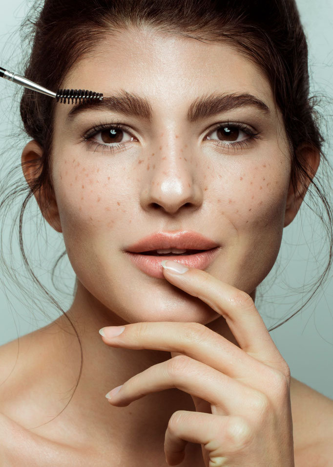 Hair & Make-up Artist für Editorial Beauty Shooting – präzises Make-up im Close-up
