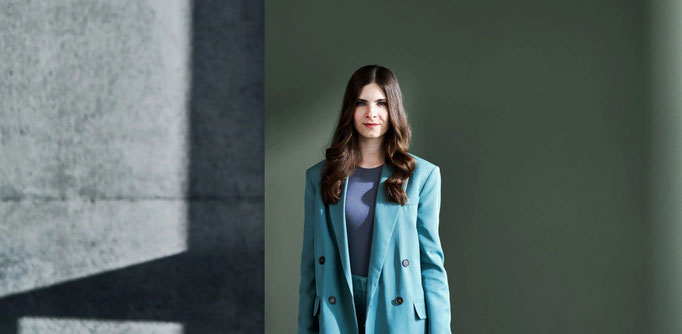 Business-Portrait beim Fotoshooting mit professionellem Make-up in Münster – Styling von Lena Jani