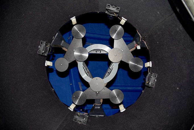 Primærspeilcelle med ni flyteputer, sett fra innsiden av speilburet. ASA formet størrelsen og geometrien av flyteputene for at de skulle passe ribbe-geometrien av det 62 cm Dream Cellular speilet.