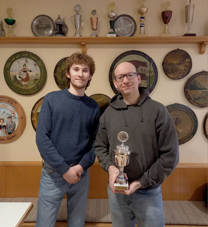 Sportleiter Florian Deutinger überreicht den Wanderpokal an Michael Brunner