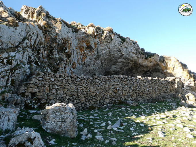 Cueva Alta o Cuevalta. Esta en la Loma de la Paja.