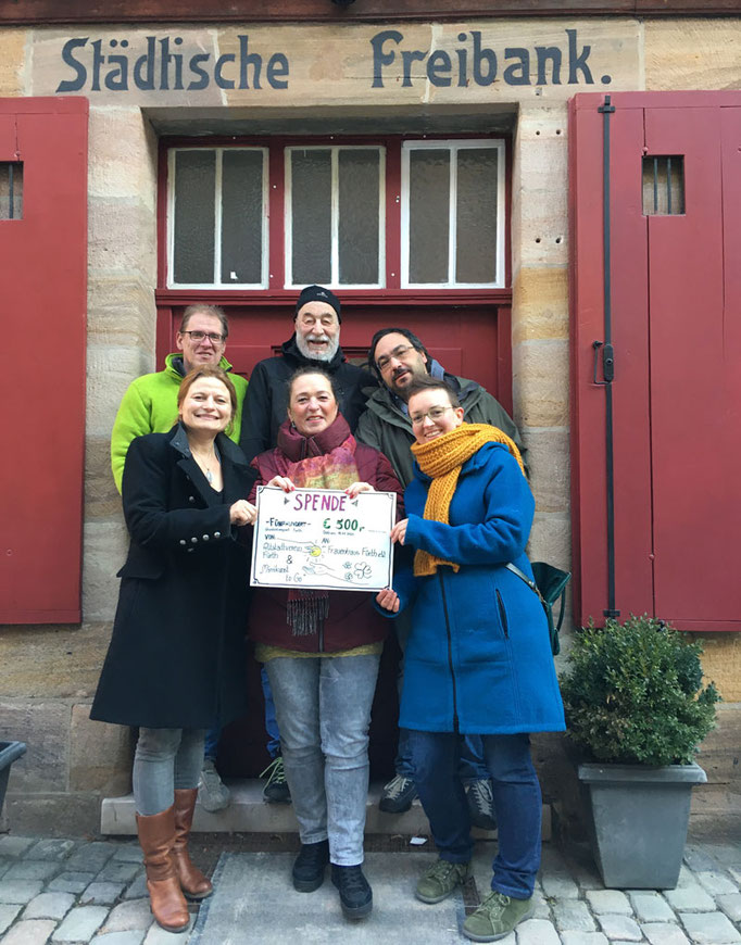 (hinten v.li.) Siegfried Meiner, Thomas Werner und Kamran Salimi vom Altstadtverein Fürth  (vorne v.li) Silke Klemt, Susanne Colonna (Frauenhaus Fürth) und Therese Hein-Sörgel | Foto: ©Mimmo