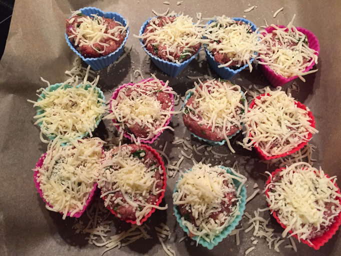 Herzhafte Hack Muffins mit getrockneten Tomaten und Kaese 