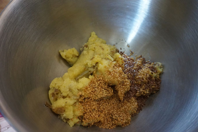 Rezept gesundes Kartoffelbrot mit leckerer Kruste und Samen