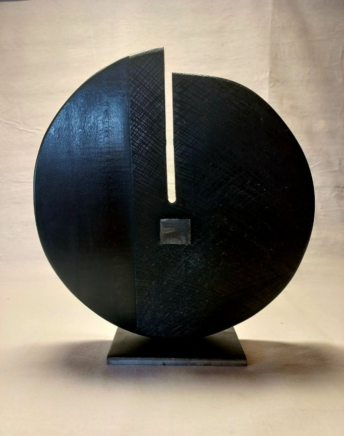 "Etreinte", bois de tilleul et granit, diam.31,5x3, 2023