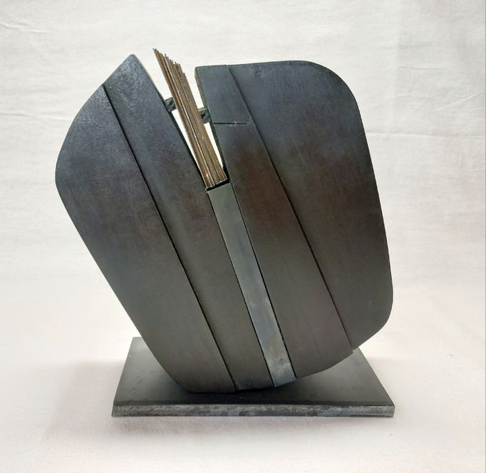 "Quelques pages oubliées" bois de tilleul et acier, 19x24x7, 2023