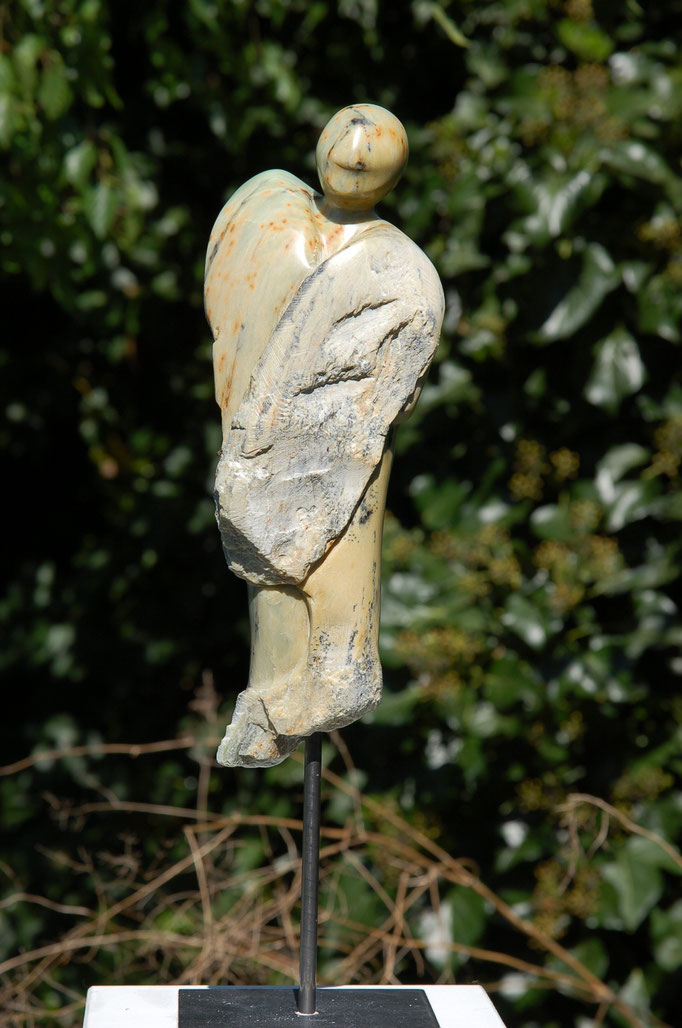 Schüchterner Engel, Alabaster, 2016. Höhe (mit Skulpturensockel): 44cm, Tiefe 8,5 cm, Breite 14 cm.