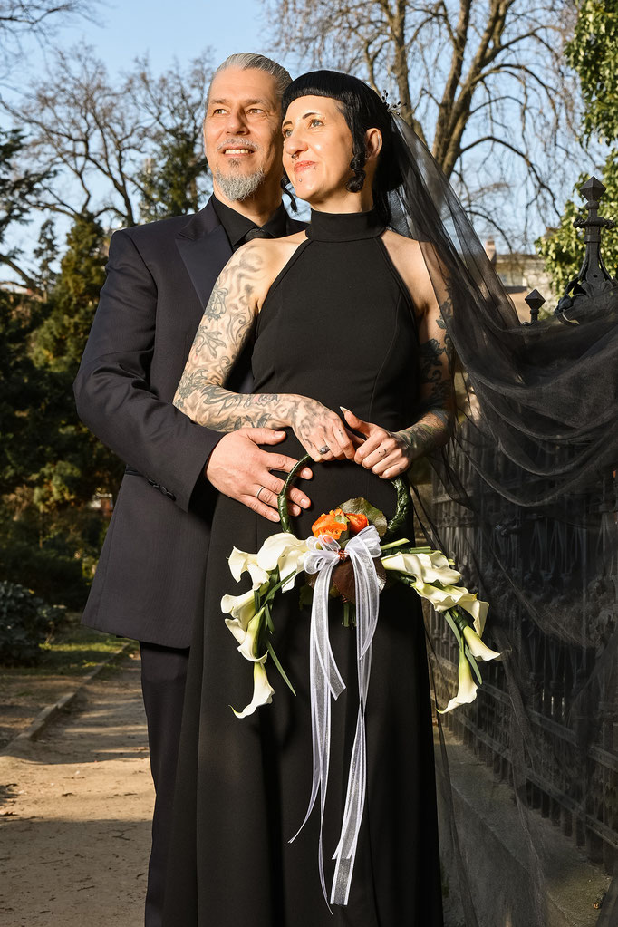 Romantisches Hochzeitsshooting unter Bäumen in Berlin Schöneberg