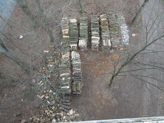 Schichtholz auf der Insel unter der Brücke