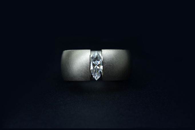 Ring. 750/ooo Gold. Diamant im Marquise Schliff. 